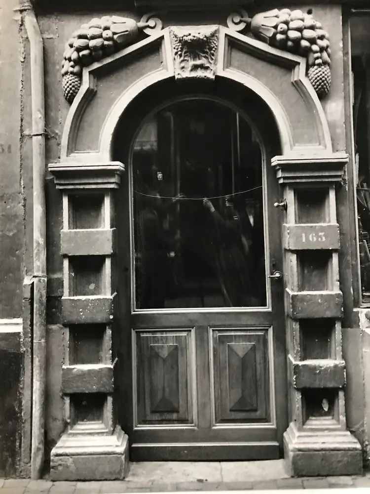 Duitse officier die de voordeur van De Warande fotografeert